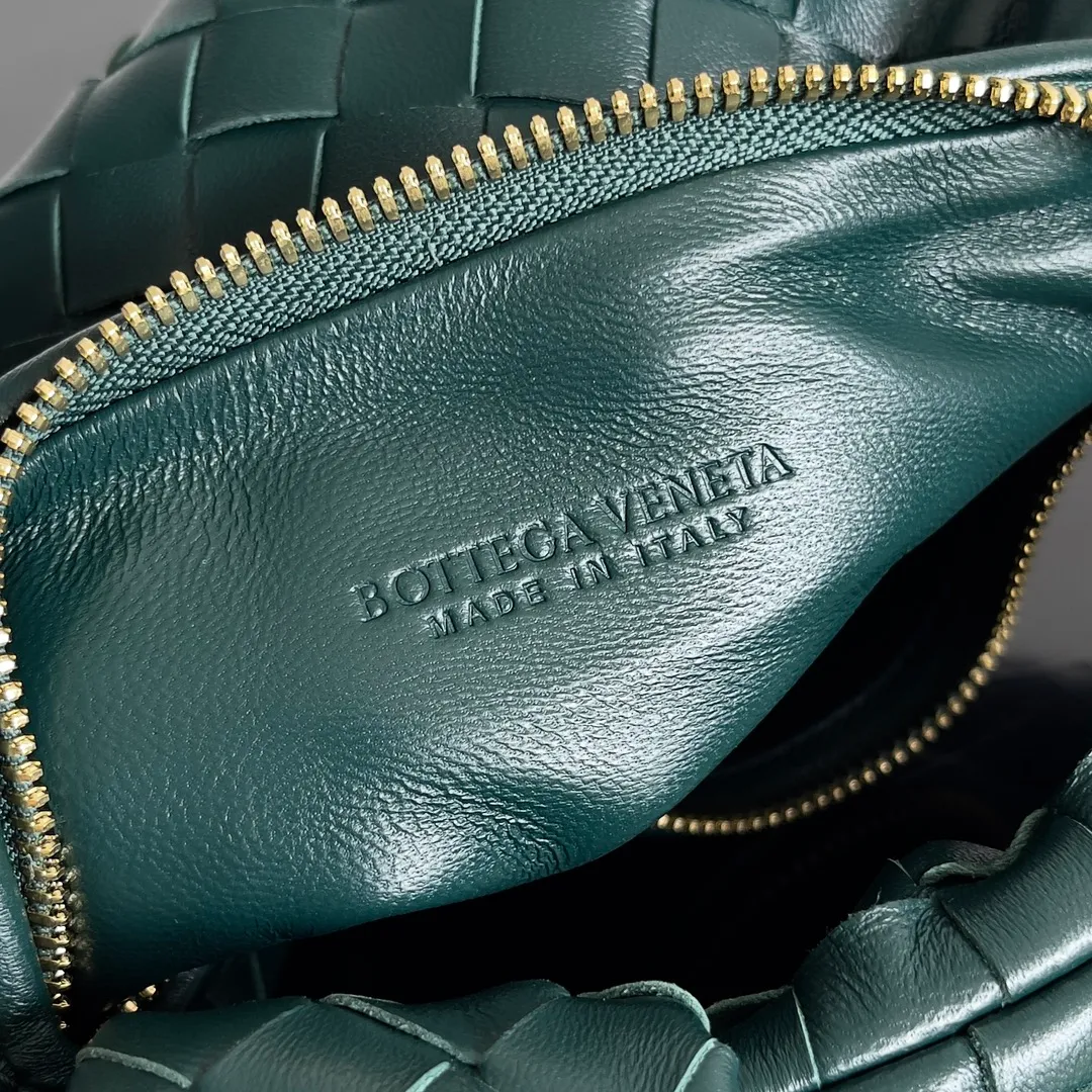 Batch 1120 Bottega veneta͙.——The latest braided and knotted hobo🔥 The top-grade lambskin leather is very soft, the bag shape is unique, practical and durable. It retains the traditional weaving elements while being a bit more flamboyant ~ Made of hand-woven sheepskin, zipper opening and closing, curved seamless structure, effortless to match. Highly recommended⚠️⚠️⚠️ The highest-end in the market🌈 Welcome to compare [Factory equipped with full package] size: 23x15x5cm.   Model: 651876